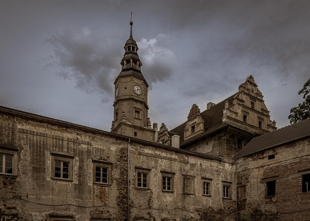 Belle vue sur un bâtiment abandonné capturé un jour nuageux à Gorzanow, Pologne