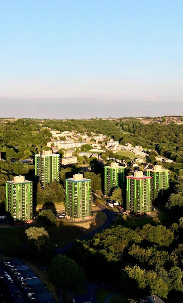 Une belle vue sur les bâtiments verts de Gleadless Valley pleine d'arbres à Sheffield