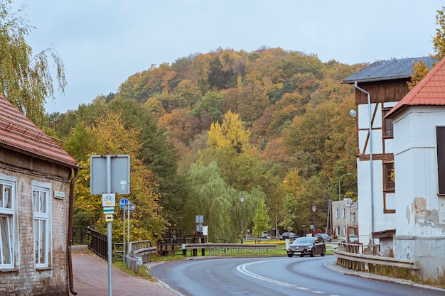 Belle vue sur une belle forêt d'automne et des maisons sur une vieille rue européenne sur un automne ensoleillé