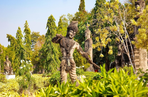 Une belle vue sur Buddha Park situé à Nong Khai en Thaïlande