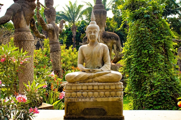 Photo une belle vue sur buddha park situé à vientiane laos