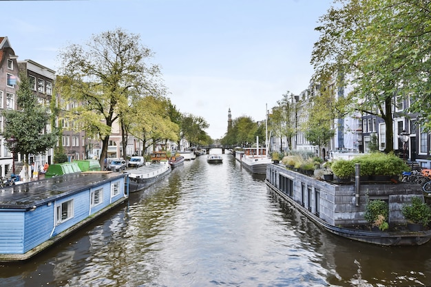 Belle vue sur le canal avec trottoirs des deux côtés