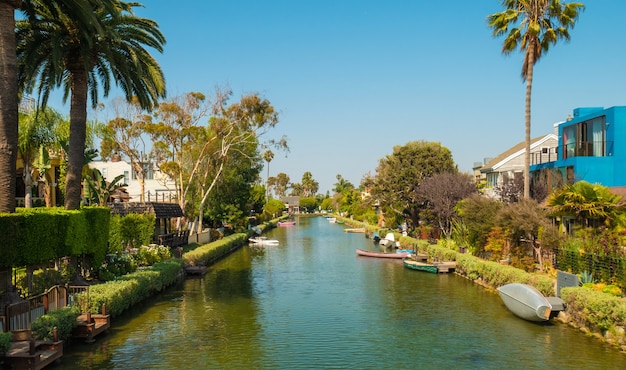 Belle vue sur les canaux de Venice Beach en été.