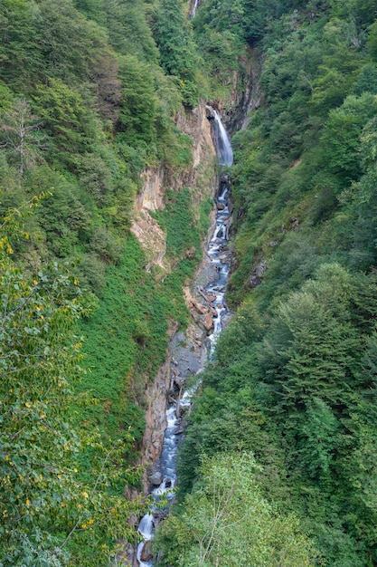 Belle vue sur la cascade de montagne à Touchétie, en Géorgie. La nature