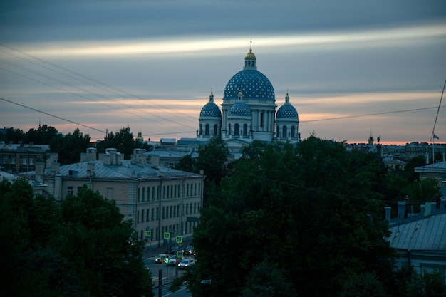 Belle vue sur la cathédrale au coucher du soleil. Cathédrale de la Trinité Saint-Pétersbourg Russie.