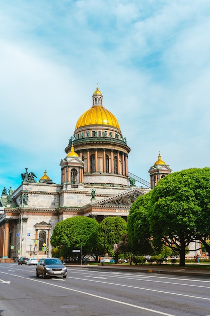 Belle vue sur la cathédrale St Isaacs un jour d'été à Saint-Pétersbourg