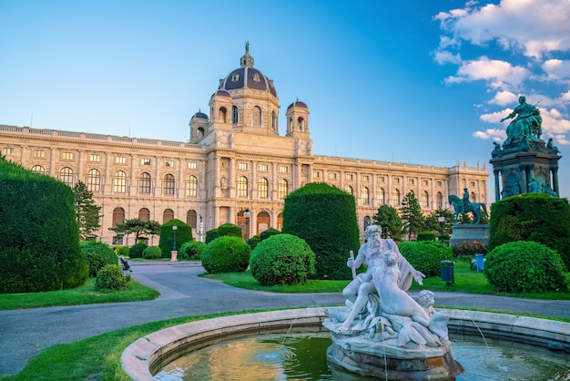 Belle vue sur le célèbre Naturhistorisches Museum (Musée d'histoire naturelle) au coucher du soleil à Vienne, Autriche