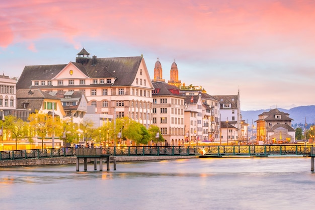 Belle vue sur le centre-ville historique de Zurich au coucher du soleil en Suisse