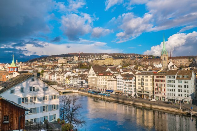 Belle vue sur le centre-ville historique de Zurich par une journée ensoleillée avec un ciel bleu