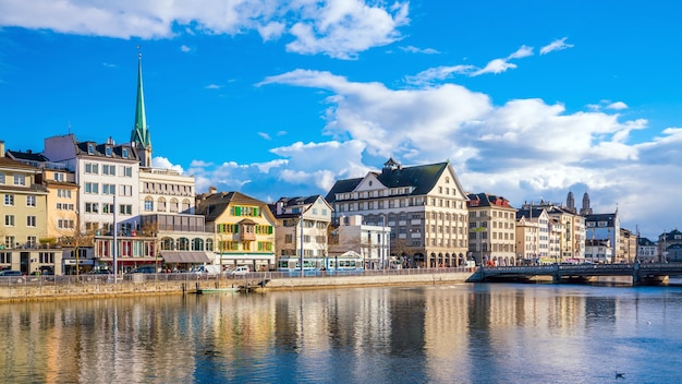 Belle vue sur le centre-ville historique de Zurich par une journée ensoleillée avec un ciel bleu