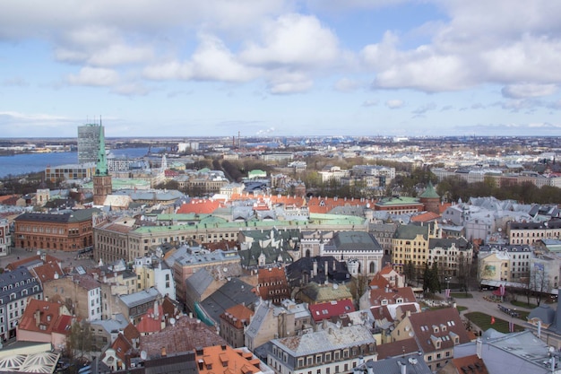 Belle vue sur le centre-ville près de la rivière Daugava à Riga Lettonie