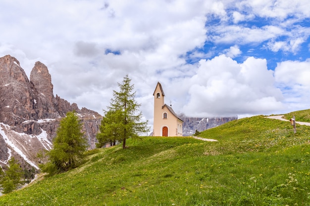 Belle vue sur la chapelle de San Maurizio au col de Gardena