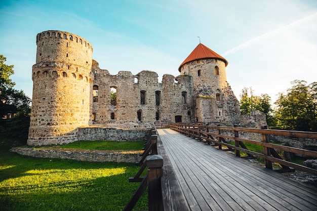 Belle vue sur le château de Cesis en Lettonie avec un fond de ciel bleu