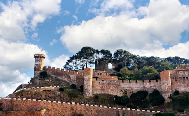 Belle vue sur le château de Tossa de Mar sur la Costa Brava de Gérone.