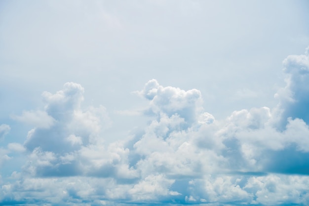 Belle vue sur le ciel bleu avec des nuages au lever du soleil Partiellement nuageux Fond nuage d'été Nuage d'été Nuage de ciel clair avec coucher de soleil Ciel naturel cinématographique beau fond de texture jaune et blanc