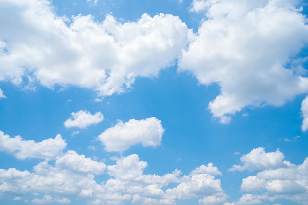 Belle vue sur le ciel bleu avec des nuages au lever du soleil Partiellement nuageux Fond nuage d'été Nuage d'été Nuage de ciel clair avec coucher de soleil Ciel naturel cinématographique beau fond de texture jaune et blanc