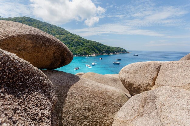 Belle vue avec ciel bleu et nuages sur l'île Similan Phuket Thaïlande