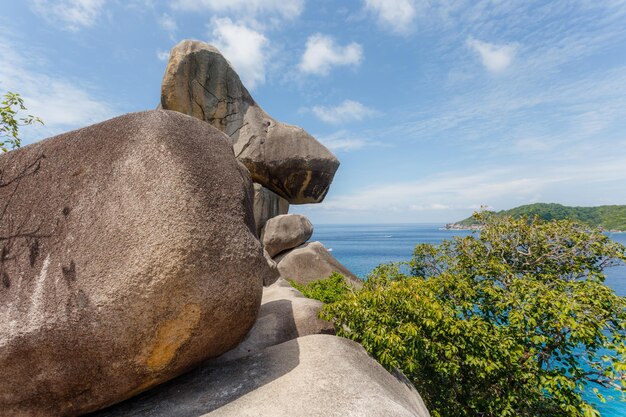 Belle vue avec ciel bleu et nuages sur l'île de Similan Similan Phuket Thaïlande