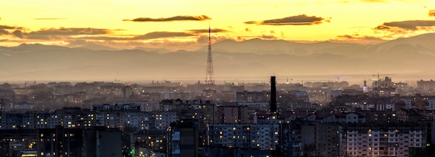 Belle vue sur le ciel jaune sur la ville