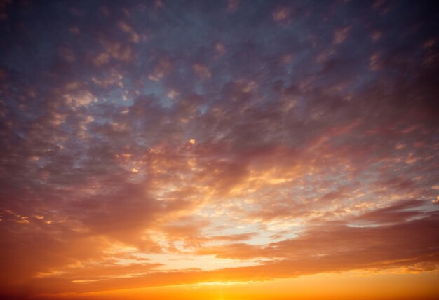 Belle vue sur le ciel avec des nuages