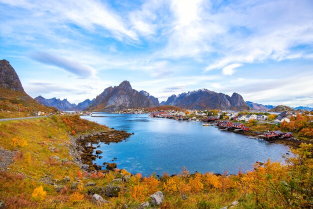 Belle vue colorée du paysage de Reine dans les îles Lofoten