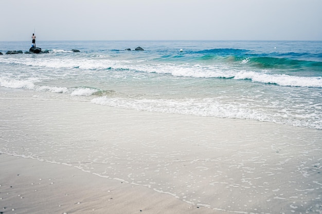 Belle vue sur la côte de l'horizon de la mer ou de l'océan depuis la plage de sable tropical voyage de vacances d'été et destination de vacances