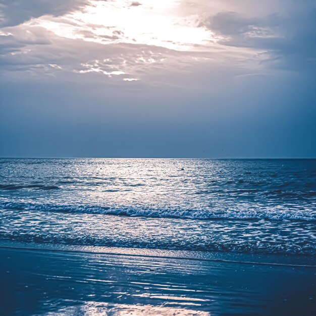 Belle vue sur la côte de l'horizon de la mer ou de l'océan depuis la plage de sable tropical voyage de vacances d'été et destination de vacances