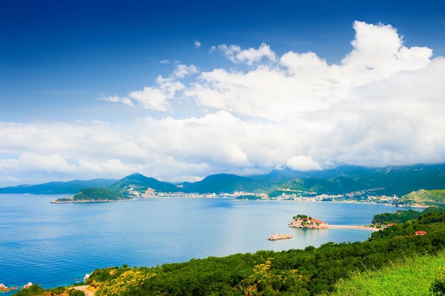 Belle vue sur la côte de la mer près de Budva, Monténégro. Paysage d'été, vue mer.