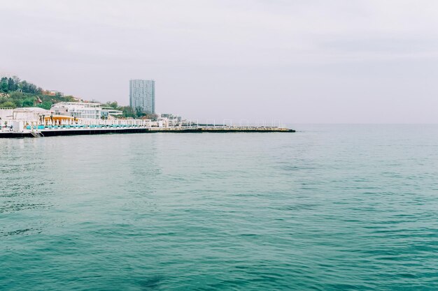 Photo belle vue sur la côte d'odessa vue de la mer à la plage parapluies et hôtel
