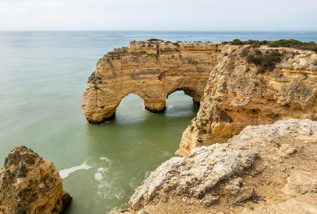 Belle vue sur la côte portugaise dans la région de l'Algarve