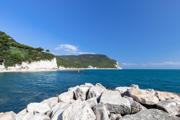 Photo belle vue sur la côte de la riviera del conero. sirolo, ancône, italie