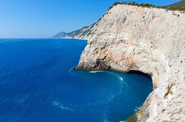 Belle vue sur la côte rocheuse d'été près de la plage de Porto Katsiki sur la mer Ionienne (Lefkada, Grèce)