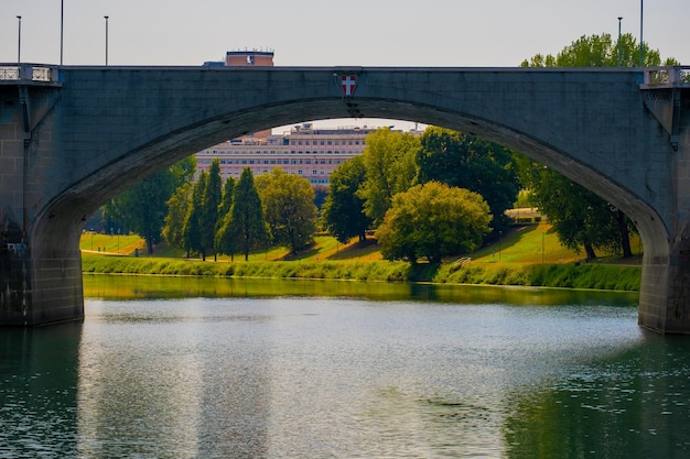 Belle vue sur le coucher du soleil du pont en arc sur le fleuve Po dans la ville de Turin Italie