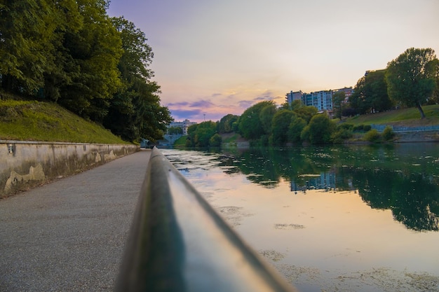 Belle vue sur le coucher du soleil du pont en arc sur le fleuve Po dans la ville de Turin Italie