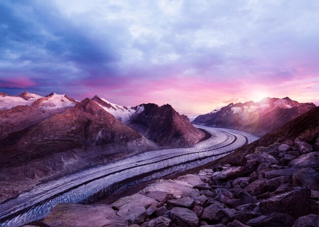 Photo belle vue sur le coucher de soleil au sommet de la montagne