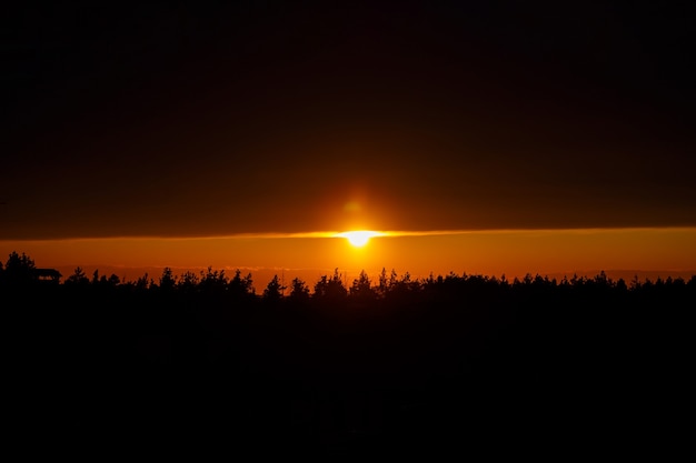 Belle vue, coucher de soleil en orange, le soleil passe à l'horizon