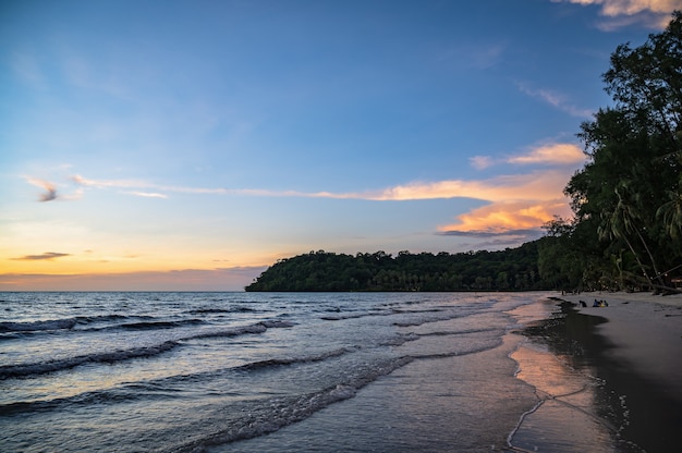 Belle vue sur le coucher de soleil sur le paysage marin idyllique sur l'île de kohkood en basse saison. Koh Kood, également connu sous le nom de Ko Kut, est une île du golfe de Thaïlande