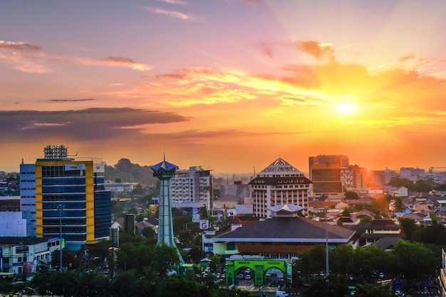 belle vue sur le coucher de soleil à semarang