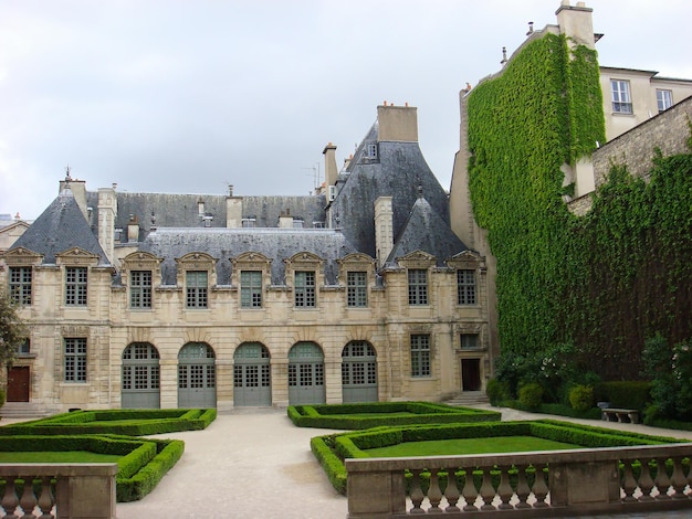 Belle vue sur la cour et le jardin de la maison Paris France