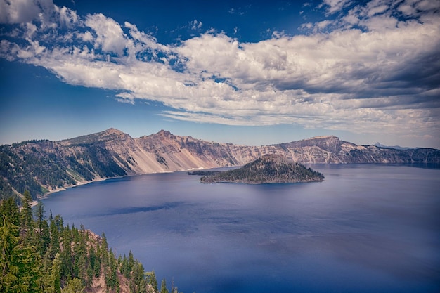 Belle vue sur Crater Lake dans l'Oregon, États-Unis