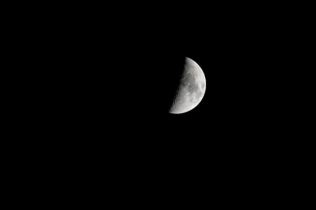 Belle vue sur le croissant de lune dans le ciel noir