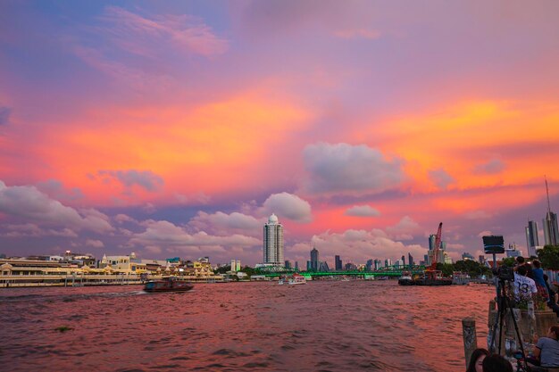 Belle vue dans le ciel rouge du soir du Chao Phraya