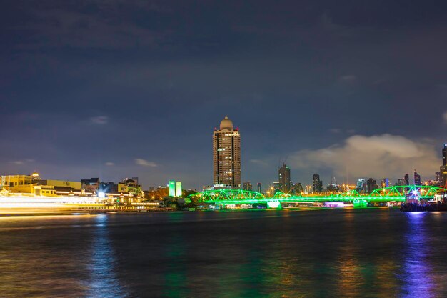 Belle vue dans la nuit de la Chao Phraya Rive