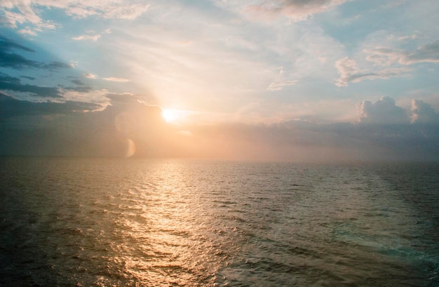 Belle vue depuis le pont du bateau de croisière au lever du soleil et la mer Méditerranée