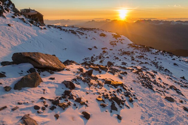 Belle vue depuis le refuge de Tete Rousse dans les Alpes françaises Chamonix MontBlanc France Image panoramique du concept de randonnée Moment parfait dans les hautes terres alpines