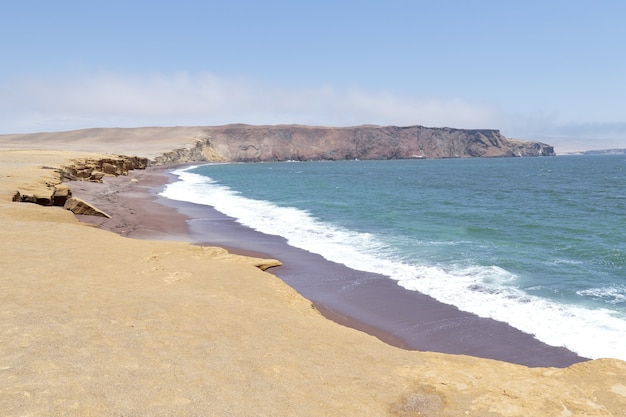 Belle vue depuis la rive de la plage rouge à Paracas