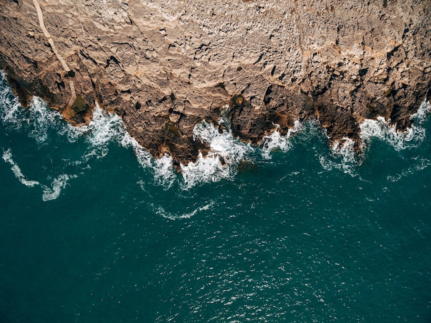 Belle vue de dessus sur la mer et le paysage naturel rocheux