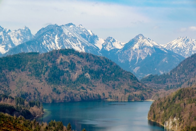 Belle vue de dessus de la montagne des Alpes et de l&#39;Alpsee