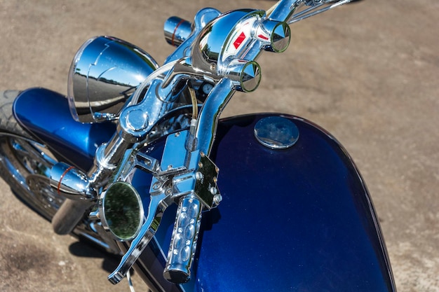 Belle vue de dessus d'un réservoir d'essence de moto bleu moto volant de moto Shining