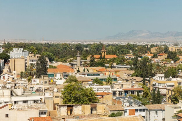 Photo belle vue de dessus des toits orange des maisons dans une ville européenne.